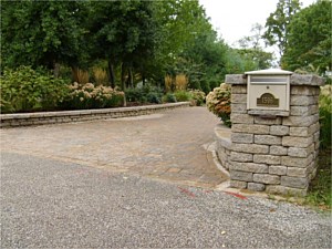 Driveway entrance with Celtik wall mailbox